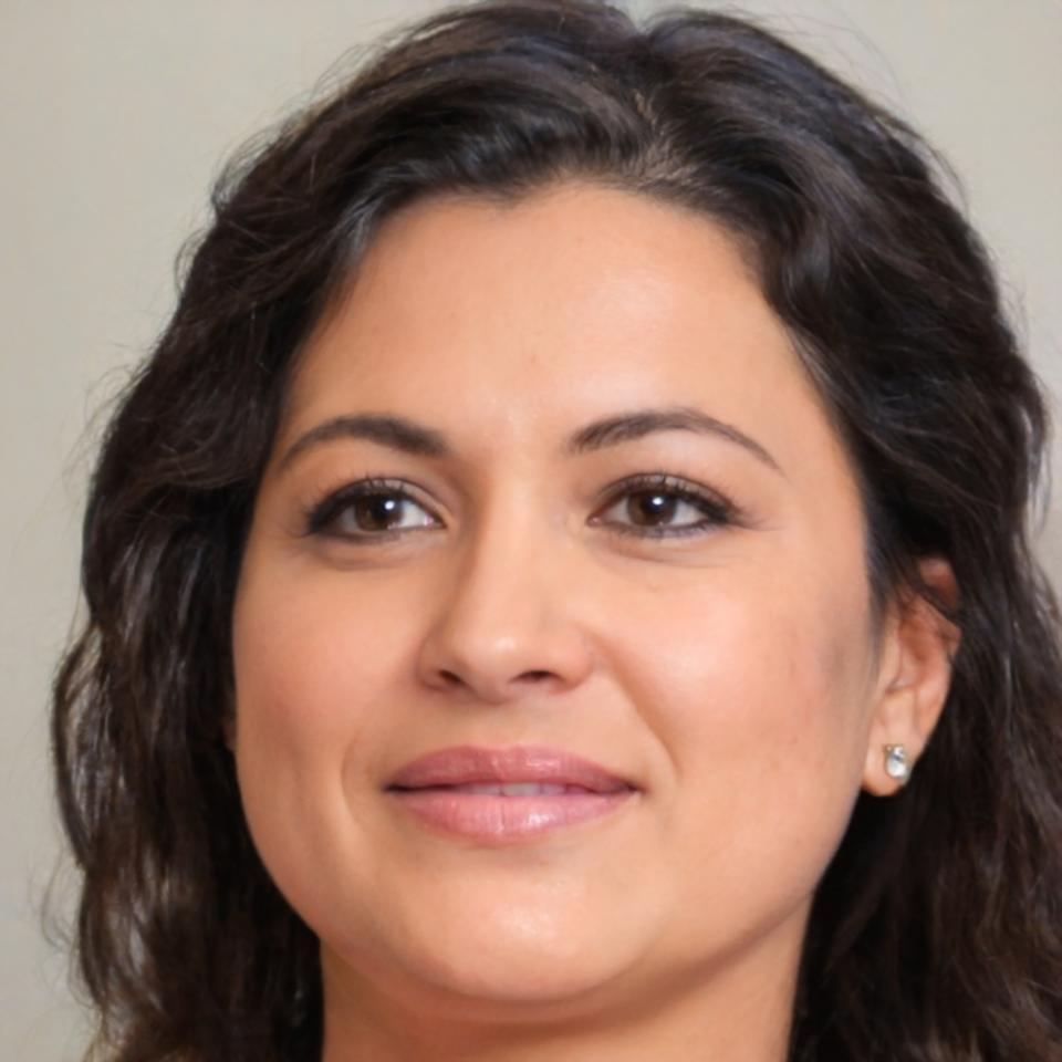 Retrato profesional de Mónica Jiménez, especialista en control de gestión